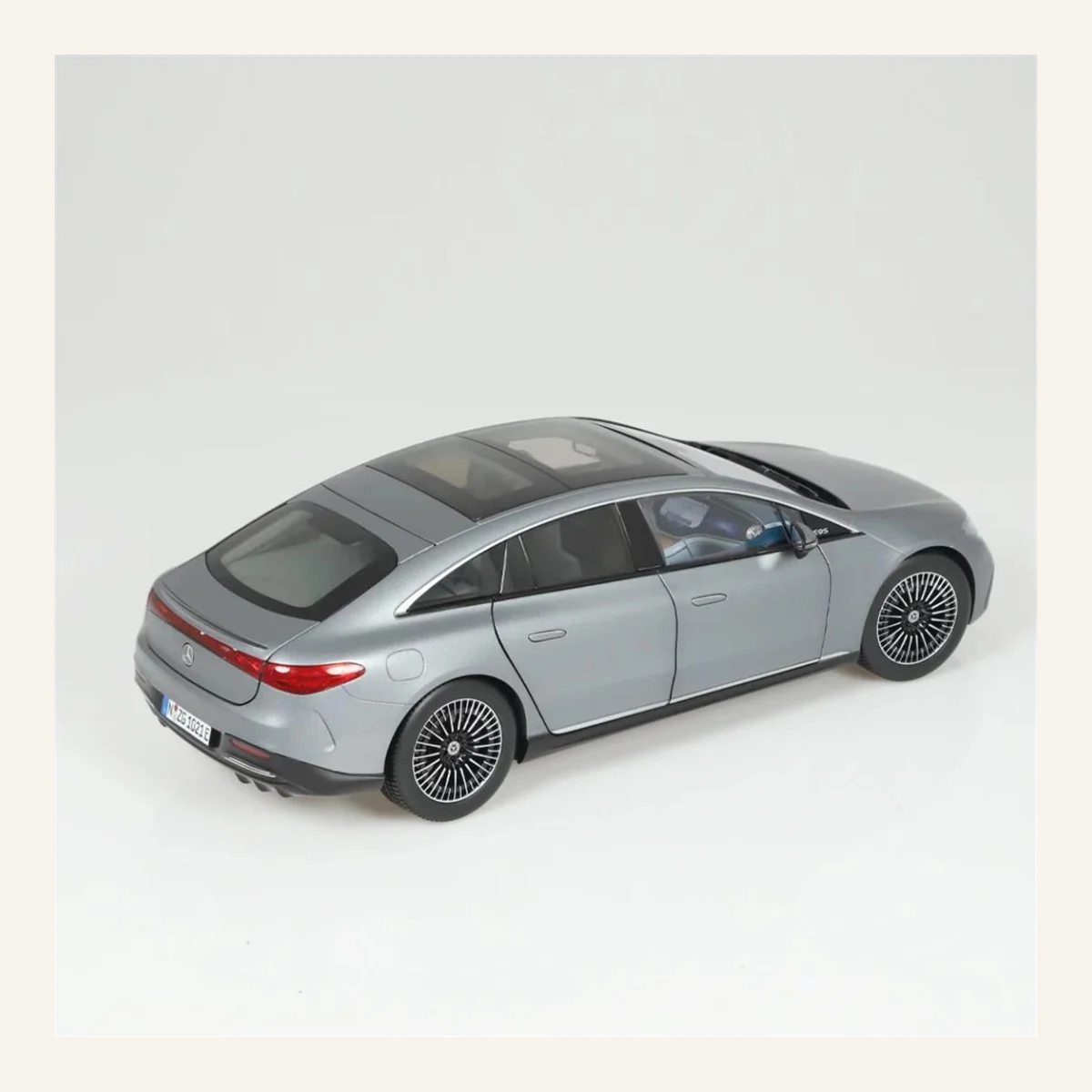 NZG 1020/52 1/18 Ölçek, Mercedes-Benz EQS Araba, Selenit Gri