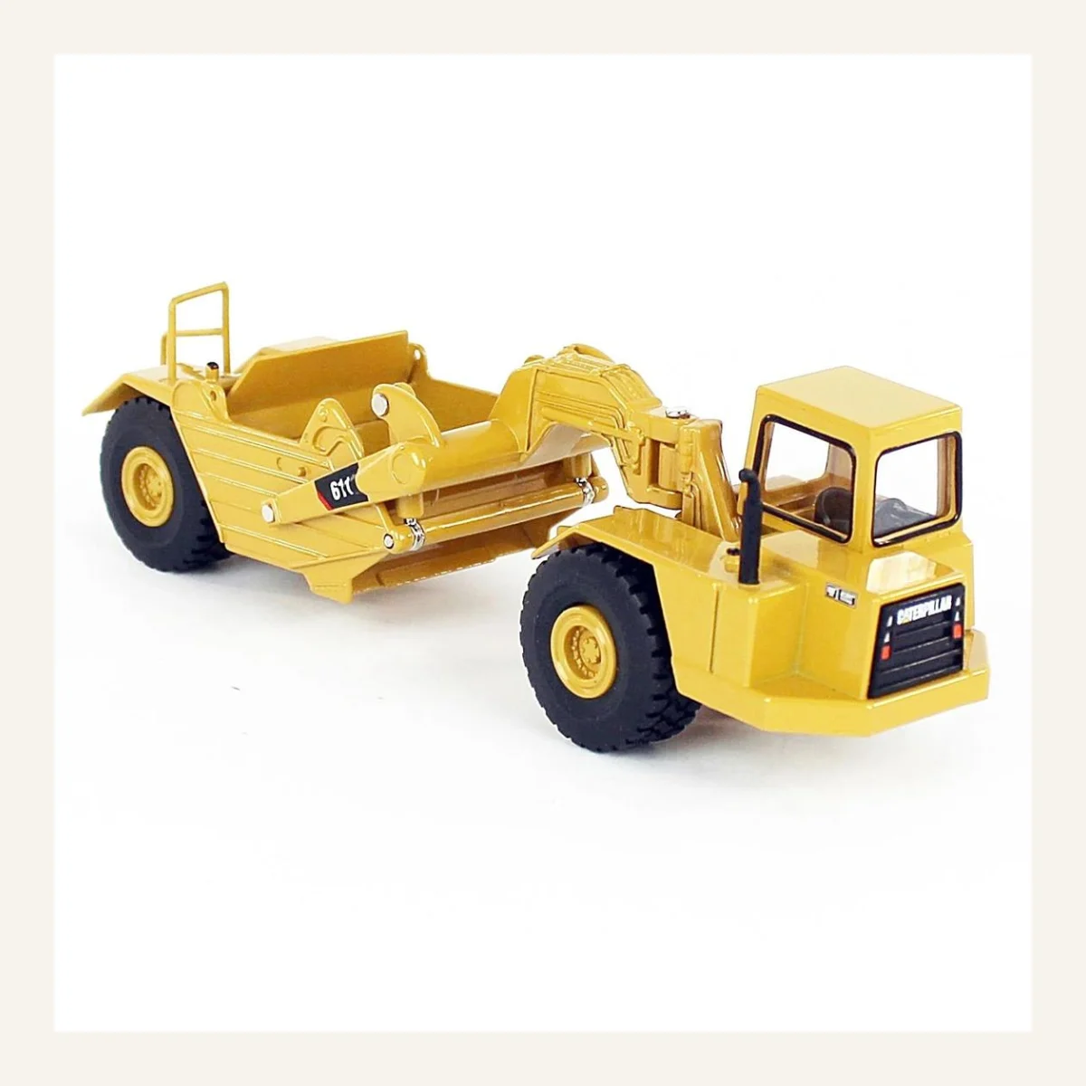 Diecast Masters 85695 1/64 Ölçek, Cat 611 Çekicili Sıyırıcı