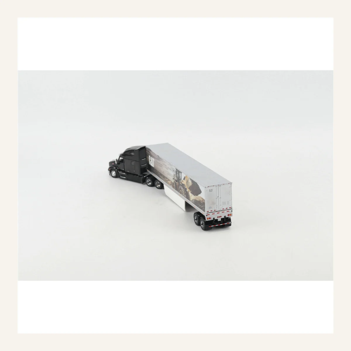Diecast Masters 85768 1/50 Ölçek, Peterbilt 579 Yataklı, Yüksek Kabinli Çekici ve Cat Mural Treyler Dorse